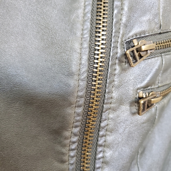 Beautiful faux leather jacket. Worn only a few tim - Picture 4 of 6